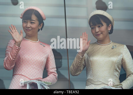 (L-R) Princess Kako and Princess Mako wave to well-wishers during Visit of the General Public after the Accession to the Throne at the Imperial Palace, Tokyo, Japan on May 4, 2019. Credit: Motoo Naka/AFLO/Alamy Live News Stock Photo