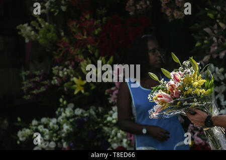 Sao Paulo, Brazil. 12th May, 2019. A customer purchases flowers at a flower market on Mother's Day in Sao Paulo, Brazil, May 12, 2019. Credit: Rahel Patrasso/Xinhua/Alamy Live News Stock Photo