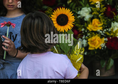 Sao Paulo, Brazil. 12th May, 2019. Girls purchase flowers at a flower market on Mother's Day in Sao Paulo, Brazil, May 12, 2019. Credit: Rahel Patrasso/Xinhua/Alamy Live News Stock Photo