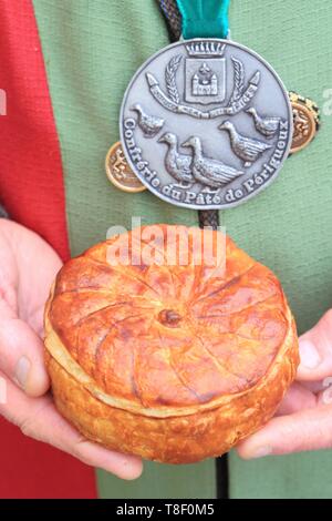 France, Dordogne, Perigord, Perigueux, pate de Perigueux (pork, foie gras and truffles) in crust held by a member of the brotherhood of Perigueux pate Stock Photo