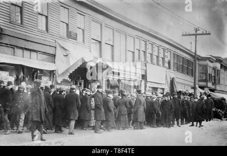 Crowd of strikers menacing strike-breakers, Lawrence - Photo shows the Lawrence, Massachusetts textile strike of 1912, also known as the 'Bread and Roses' strike. Stock Photo