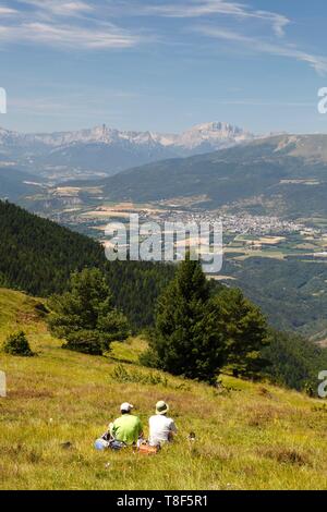 France, Isere, Valbonnais, hikers above the village on the C¶te Belle crest Stock Photo
