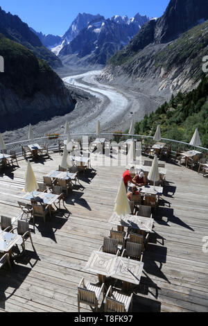 Terrasse panoramique. La Mer de Glace. Glacier alpin de vallée. Massif du Mont-Blanc. Chamonix Mont-Blanc. Stock Photo