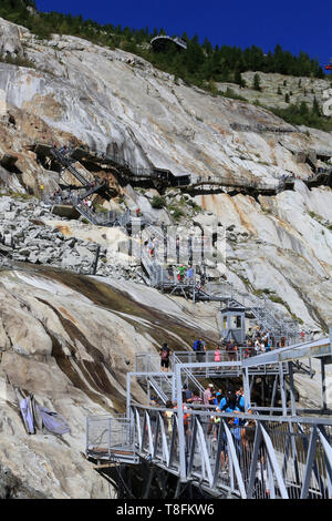 Rampes et escaliers pour visite de la Grotte de Glace. Glacier de la Mer de Glace. Massif du Mont-Blanc. Montenvers. Chamonix Mont-Blanc. Stock Photo