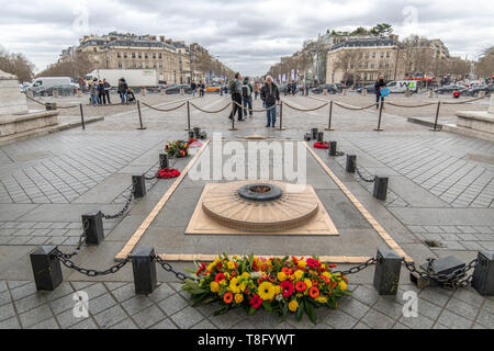 Eternal flame memorial outside of the Arc de Triomphe de l'ƒtoile - Paris, France Stock Photo
