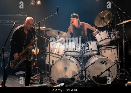 Norway, Stavanger - October 6, 2017. The Norwegian blues rock band Spidergawd performs a live concert at Venue in Stavanger. Here songwriter and musician Rolf Martin Snustad is seen live on stage with drummer Kenneth Kapstad. (Photo credit: Gonzales Photo - Christer Haavarstein). Stock Photo