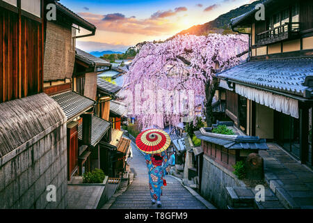 Woman wearing japanese traditional kimono walking at Historic Higashiyama district in spring, Kyoto in Japan. Stock Photo