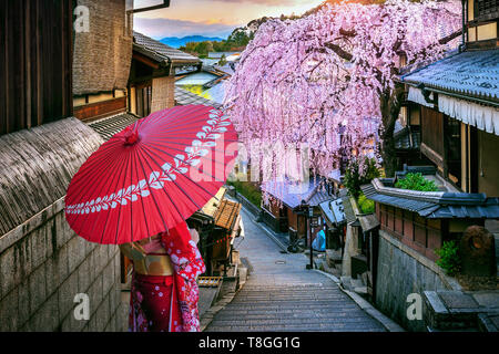 Woman wearing japanese traditional kimono walking at Historic Higashiyama district in spring, Kyoto in Japan. Stock Photo