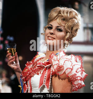 Margit Schramm, deutsche Opern-, Lied- und Operettensängerin / Sopran, Deutschand 1960er Jahre. German opera and operette singer Margit Schramm, Germany 1960s. Stock Photo