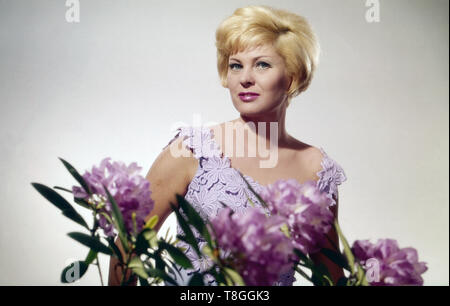 Margit Schramm, deutsche Opern-, Lied- und Operettensängerin / Sopran, Deutschand 1960er Jahre. German opera and operette singer Margit Schramm, Germany 1960s. Stock Photo