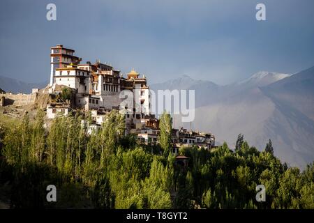 India, state of Jammu and Kashmir, Himalaya, Ladakh, Indus valley, Matho monastery (gompa) dominated by the colorful tower of the building housing the new Matho museum, in the background the Ladakh mountain range Stock Photo