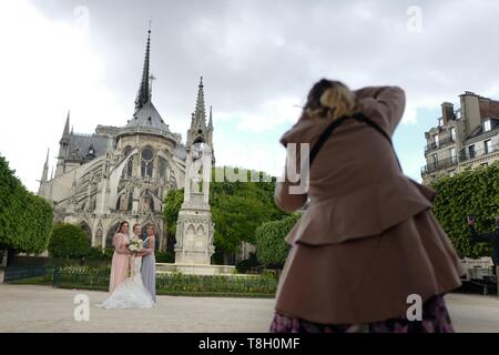 France, Paris, Bride and bridesmaids Jean XXII square Stock Photo