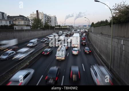France, Val de Marne, Charenton le Pont, Parisian traffic on the ring road Stock Photo
