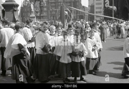 1950s, historical, group of happy young choirboys dressed in their outfits in the centre of Manchester, excited about taking part in a city parade, England, UK, possiblly the annual St.Patricks Day celebration or a Royal visit. Stock Photo