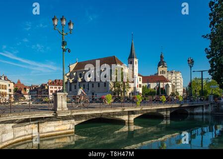 France, Haute Savoie, Annecy, the churches of St. Francis de Sales and St. Maurice behind the bridge of Les Halles and the beginning of the Thiou canal spillway of the lake Stock Photo