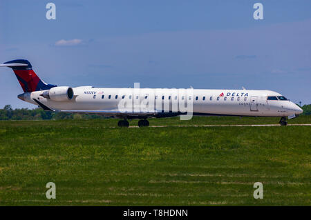 Delta Connection landing at Lexington Bluegrass Airport Stock Photo