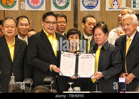 Bangkok, Thailand. 13th May 2019. Samphan Lertnuwat(2nd R, front), leader of Thai Citizen Power Party, gives the 11 one-seat parties' statement of supporting Prayut Chan-o-cha to be elected as new prime minister to Uttama Savanayana (2nd L, front), leader of pro-Prayut Palang Pracharath party, after a press conference held in Bangkok, Thailand, May 13, 2019. Eleven Thai political parties which won one seat each in Thailand's March 24 elections said on Monday that they would vote for incumbent Prime Minister Prayut Chan-o-cha to be elected as new prime minister. Credit: Xinhua/Alamy Live News Stock Photo