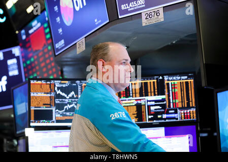 https://l450v.alamy.com/450v/t8hwn5/new-york-usa-13th-may-2019-a-trader-works-at-the-new-york-stock-exchange-in-new-york-the-united-states-on-may-13-2019-us-stocks-ended-lower-on-monday-the-dow-fell-238-percent-to-2532499-and-the-sp-500-was-down-241-percent-to-281187-while-the-nasdaq-fell-341-percent-to-764702-credit-wang-yingxinhuaalamy-live-news-t8hwn5.jpg