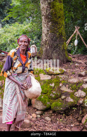 Old woman hi-res stock photography and images - Alamy