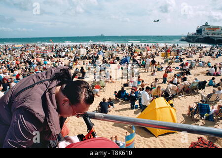 AJAXNETPHOTO - 2009. BOURNEMOUTH, ENGLAND. - CROWDS FLOCK TO THE BEACH ON A WARM SUMMER'S DAY. PHOTO:JONATHAN EASTLAND/AJAX REF:CD920082 35 33 Stock Photo
