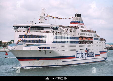 AJAXNETPHOTO -05 JUN 2004. PORTSMOUTH, ENGLAND. - D-DAY 60TH ANNIVERSARY - BRITTANY FERRIES NORMANDIE OUTWARD BOUND FROM PORTSMOUTH HARBOUR TAKING PART IN A FLOTILLA OF SHIPS HEADING FOR NORMANDY TO COMMEMORATE THE D-DAY LANDINGS OF 1944. PHOTO:JONATHAN  EASTLAND/AJAX.  REF: TC4909 26 23 Stock Photo