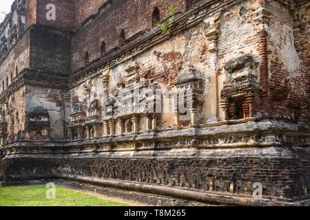 Sri Lanka, North Central Province, archeological site of Polonnaruwa, UNESCO World Heritage Site, Alahana Pirivena complex, Lankatilaka Vihara temple Stock Photo