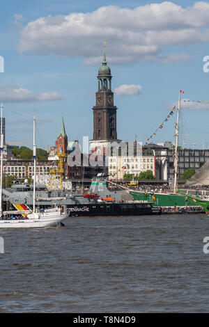 Schiffe auf der Elbe mit der Katharinenkirche Stock Photo