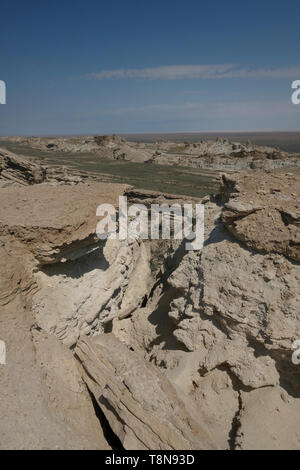 View of the deep canyon, Qubuluq Ustyurt, from the Ustyurt Plateau a transboundary clay desert which drops steeply to the Aral Sea and the surrounding plain which was once the 4th largest in the world now a salty, poisoned wasteland called the Aralkum Desert. Republic of Karakalpakstan, Uzbekistan Stock Photo