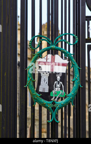 Coat of arms of Londonderry including a skeleton and the red cross of the city of London Stock Photo