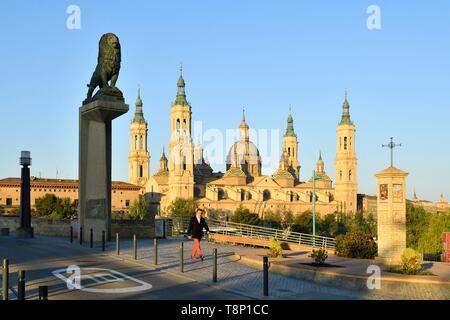 Spain, Aragon Region, Zaragoza Province, Zaragoza, Basilica de Nuestra Senora de Pilar and the Puente de Piedra on the Ebro River Stock Photo