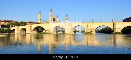 Spain, Aragon Region, Zaragoza Province, Zaragoza, Basilica de Nuestra Senora de Pilar and the Puente de Piedra on the Ebro River Stock Photo