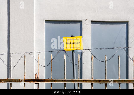 A yellow 'do not enter danger of collapse' warning sign in German (Betreten verboten Einsturzgefahr) at a derelict building in Germany Stock Photo