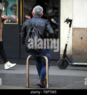 Milan, Bruno Barbieri in the center Chef BRUNO BARBIERI caught walking  downtown. Here he is engaged in several telephone conversations, often  interrupted by requests for souvenir photos, which he graciously grants  Stock