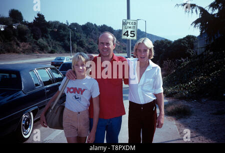 ***FILE PHOTO*** Tim Conway Has Passed Away At The Age Of 85. Tim Conway & sons Patrick & Jamie 1979 © Nancy Barr Brandon/MediaPunch Stock Photo