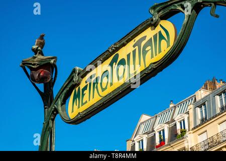 France, Paris, Place de Clichy, metro access by Hector Guimard Stock Photo