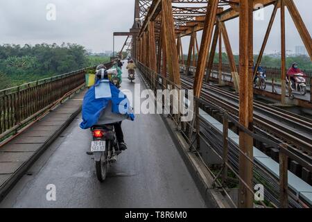 Vietnam, Red River Delta, Hanoi, Long Bien bridge former Paul Doumer bridge over the Red River, nowadays only for trains, motocycles, bicycles and pedestrians Stock Photo