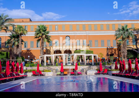 Cairo Marriott Hotel & Omar Khayyam Casino outside swimming pool and dining patio, Zamalek Egypt Stock Photo