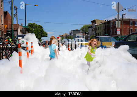 Philadelphia kids playing in a sudsy bubbles at the 2019 Kensington Kinetic Sculpture Derby, Philadelphia, PA (may 11, 2019) Stock Photo
