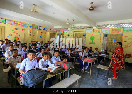 Bangladeshi primary school students in their classroom. Narsingdi, Bangladesh Stock Photo