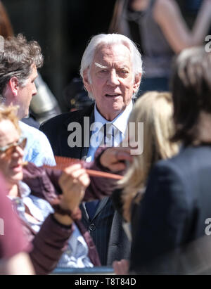 Nicole Kidman, Hugh Grant and Donald Sutherland on the set of the 'The Undoing'  Featuring: Donald Sutherland Where: Manhattan, New York, United States When: 13 Apr 2019 Credit: TNYF/WENN.com Stock Photo