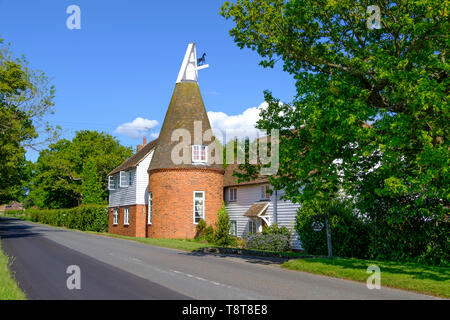 Picturesque roadside Kentish Oast House, now converted to a house, Pluckley Thorne, near Pluckley, Kent, UK. A traditional Kentish countryside scene. Stock Photo