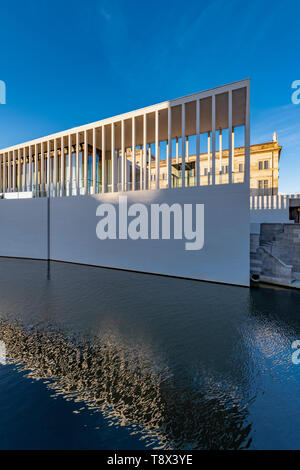 Architect David Chipperfield's new James Simon Gallery is an extension to the Neuesmuseum (New Museum) on Museum Island in Berlin. Stock Photo