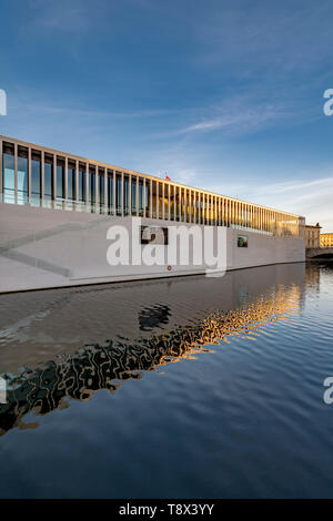 Architect David Chipperfield's new James Simon Gallery is an extension to the Neuesmuseum (New Museum) on Museum Island in Berlin. Stock Photo