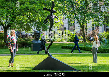 London, UK. 15th May, 2019. Barry Flanagan, The Bowler (1990, estimate: £600,000-800,000) with, in the background Dame Elizabeth Frink, In Memoriam I, 1981, est £200-300,000 - Christie’s Sculpture in the Square, an outdoor sculpture garden set within St James’s Square, London, on view to the public from 15 May to 17 June 2019. Credit: Guy Bell/Alamy Live News Stock Photo