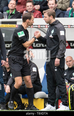 Sinsheim, Deutschland. 11th May, 2019. coach Florian KOHFELDT (HB) (right) and referee Bastian DANKERT (GER) shake hands after a heated discussion; Fair play; Unity, agreement; Reconciliation (reconciliation); Soccer 1. Bundesliga, Season 2018/2019, 33. matchday, TSG 1899 Hoffenheim (1899) - SV Werder Bremen (HB) 0: 1, on 11/05/2019 in Sinsheim/Germany. DFL regulations prohibit any use of images as image sequences and/or quasi-video | usage worldwide Credit: dpa/Alamy Live News Stock Photo