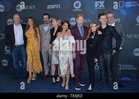 New York, NY, USA. 14th May, 2019. Ed O'Neill, Sofia Vergara, Ty Burrell, Julie Bowen, Sarah Hyland, Jesse Tyler Fergussion, Ariel Winter, Nolan Gould, Eric Stonestreet at arrivals for ABC Network Upfronts 2019, Tavern on the Green, Central Park West, New York, NY May 14, 2019. Credit: Kristin Callahan/Everett Collection/Alamy Live News Stock Photo