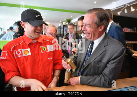 merthyr vape shop Brexit Party leader Nigel Farage visits a vape shop during a walkabout in  Merthyr Tydfil, Wales Stock Photo