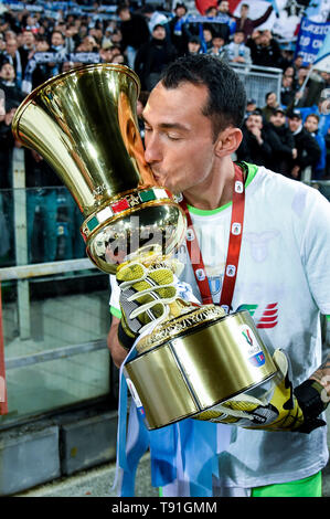 Rome, Italy. 15th May, 2019. Silvio Proto of SS Lazio kisses the trophy at the end of the Italian Cup Final match between Atalanta and Lazio at Stadio Olimpico, Rome, Italy on 15 May 2019. Photo by Giuseppe Maffia. Credit: UK Sports Pics Ltd/Alamy Live News Stock Photo