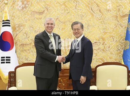 Seoul, SOUTH KOREA, South Korea. 15th May, 2019. May 15, 2019-Seoul, South Korea-In This Photos provide is President Office. Great Britain's Prince Andrew and South Korean President Moon Jae In Shakes Hands before their Meeting at President Office in Seoul, South Korea. Prince Andrew visited Hahoe Village in Andong, about 270Km, southeast of Seoul, previous day, 20 years after his mother, Queen Elizabeth II, toured the Chosun Dynasty(1392-1910) village. Credit: Zuma Press/ZUMA Wire/Alamy Live News Stock Photo