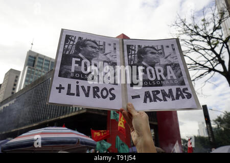 Sao Paulo, Brazil. 15th May, 2019. BRAZIL PROTEST STUDENTS BOLSONARO - Demonstrators march down Paulista Avenue during a protest against education cuts and pension reform in Sao Paulo, Brazil, on Wednesday, May 15, 2019. Tens of thousands of demonstrators marched in Brazils major cities on Wednesday to protest a freeze to the education budget, adding to the headwinds buffeting PresidentÂ Jair Bolsonaro's legislative agenda. Credit: Cris Faga/ZUMA Wire/Alamy Live News Stock Photo